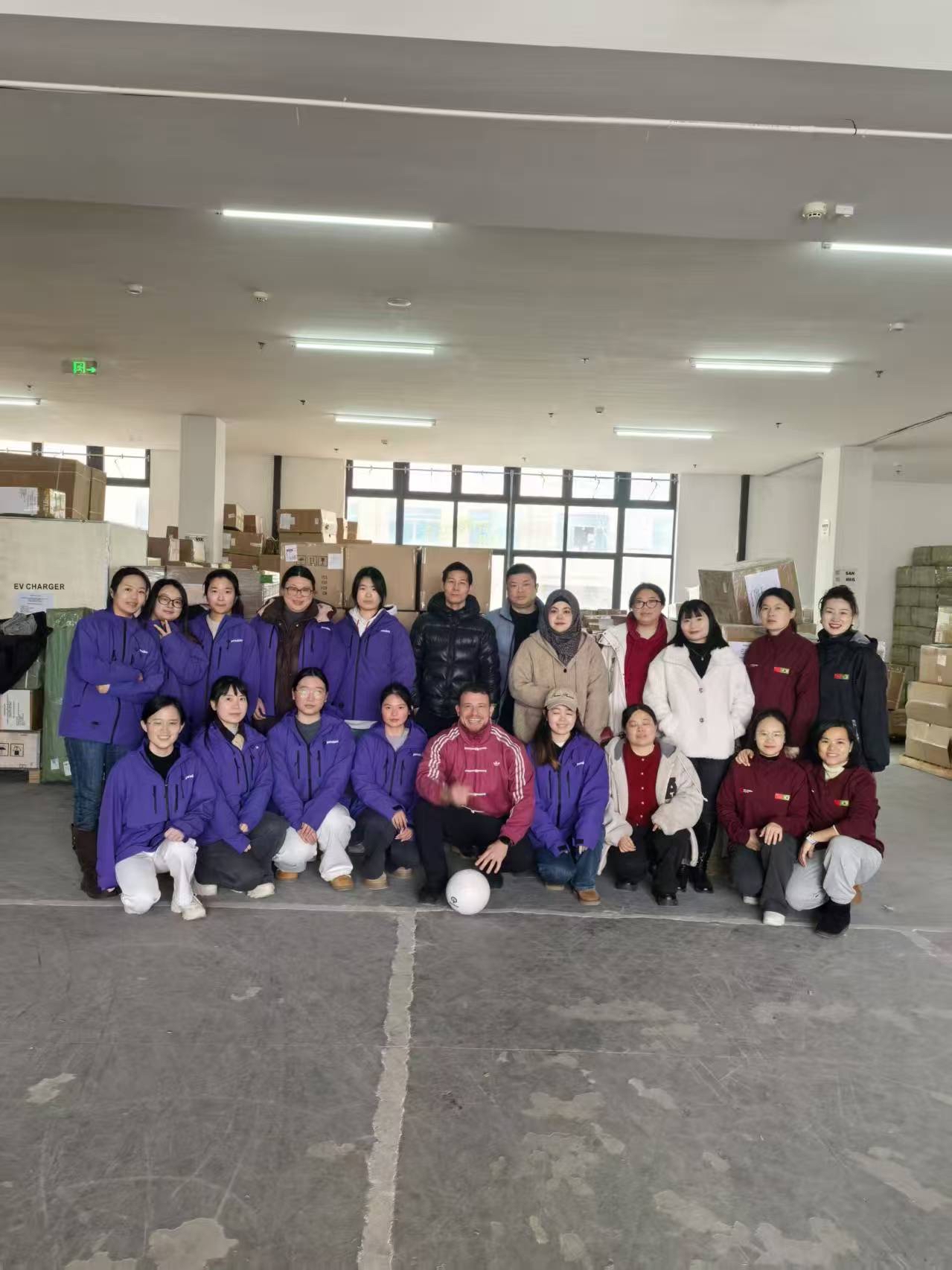 Equipe operacional do armazém na China